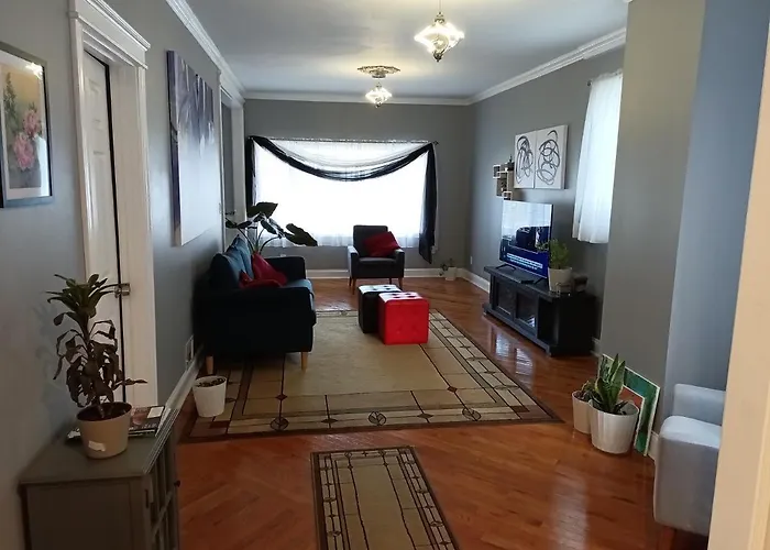 Cozy Updated 3-Br Apartment Near Peace Bridge