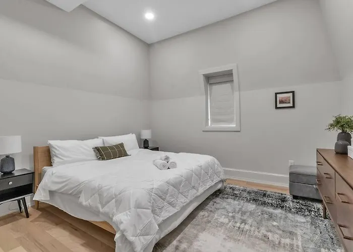 Carriage House Loft - King Bed And Garage Parking
