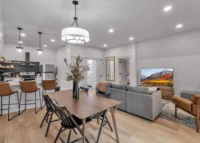 Carriage House Loft - King Bed And Garage Parking