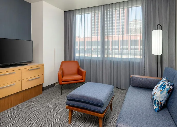 Hotel with pool: Courtyard By Marriott Buffalo Downtown/Canalside